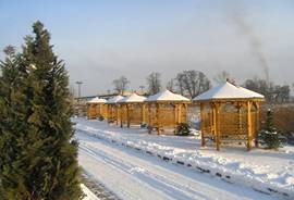 Motel Jumar drewniane domki zimą